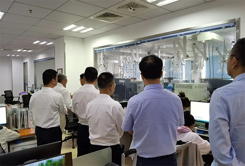 陈博士带领杨副市长一行人参观了富联娱乐规范化的先进实验室，讲解了药物临床前的研发和IND申报流程。