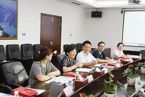 宜昌人福药业副总裁、总工程师李莉娥，产品开发中心主任吕金良，副主任吴有斌、曲龙妹等