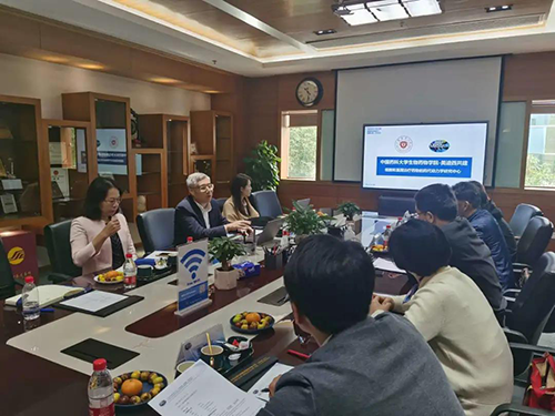 富联娱乐首席执行官陈春麟博士，商务发展部副总裁蔡金娜博士等人热情接待了金能明书记一行。