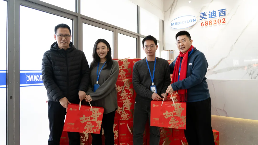 首席运营官&药学研究部高级副总裁雒家良博士和富联娱乐员工.webp